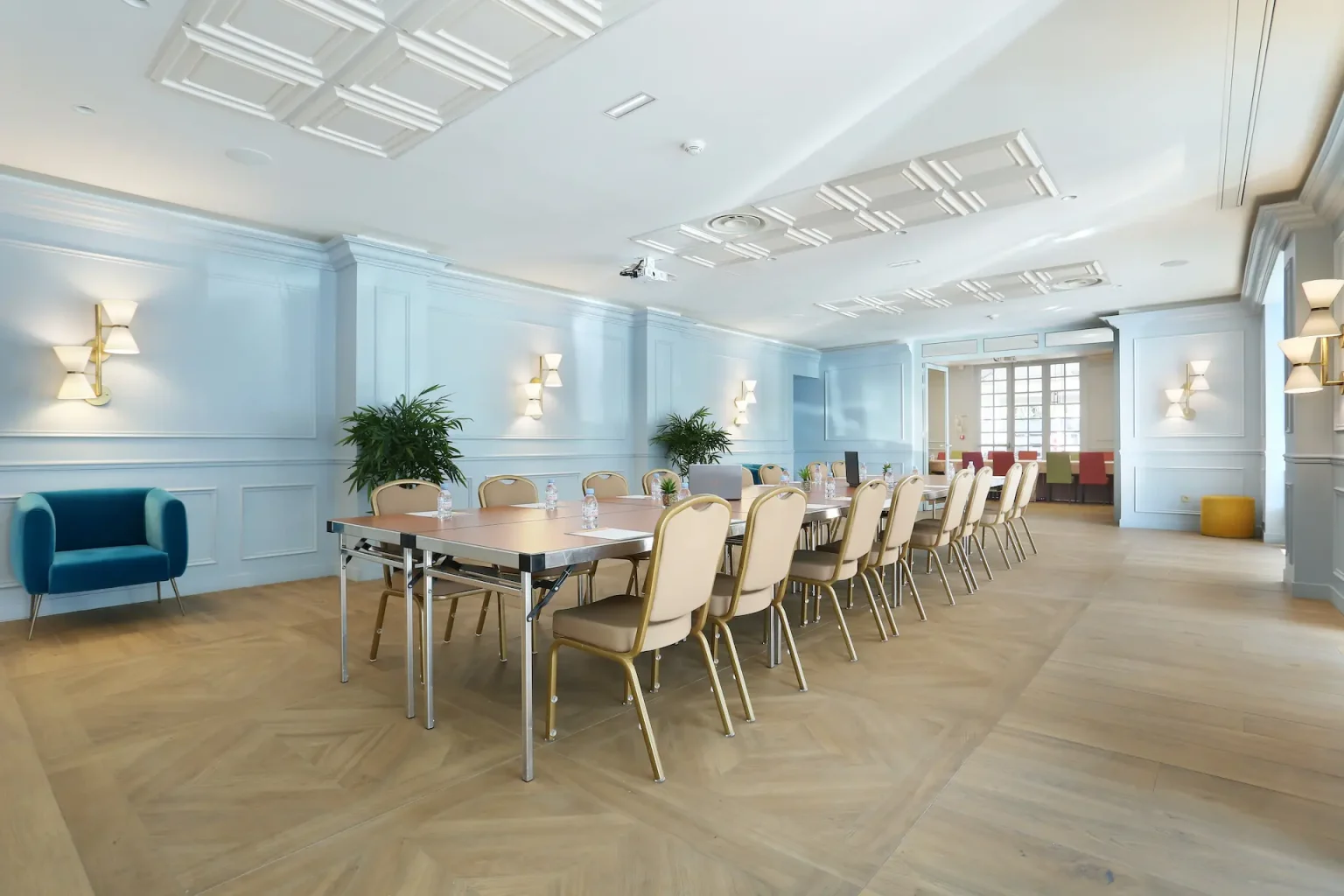 Grande salle de séminaire spacieuse à l'hôtel Le Cheval Blanc, équipée pour réunions professionnelles