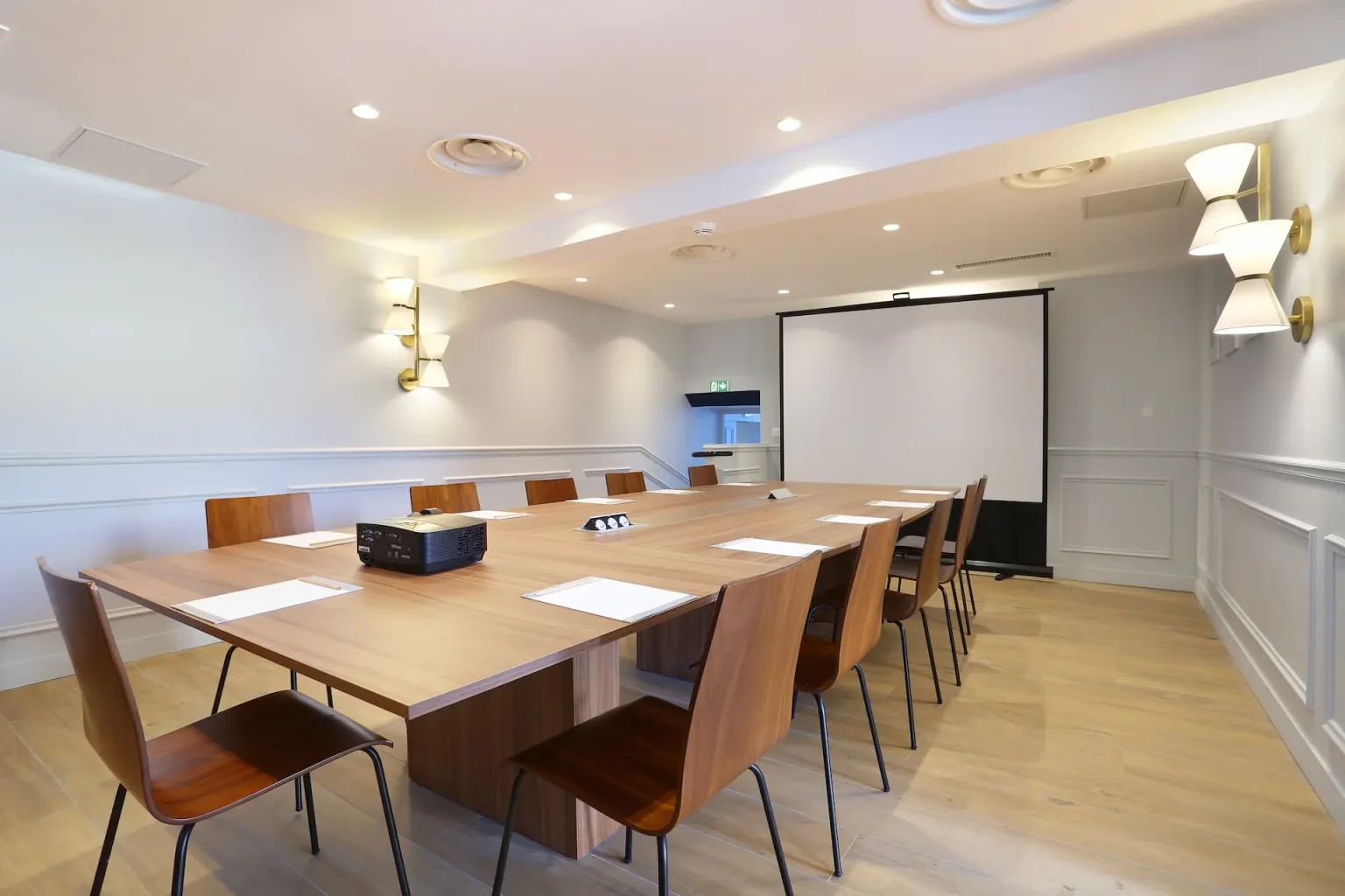 Salle de réunion à l'hôtel du Cheval Blanc, équipée pour rendez-vous professionnels