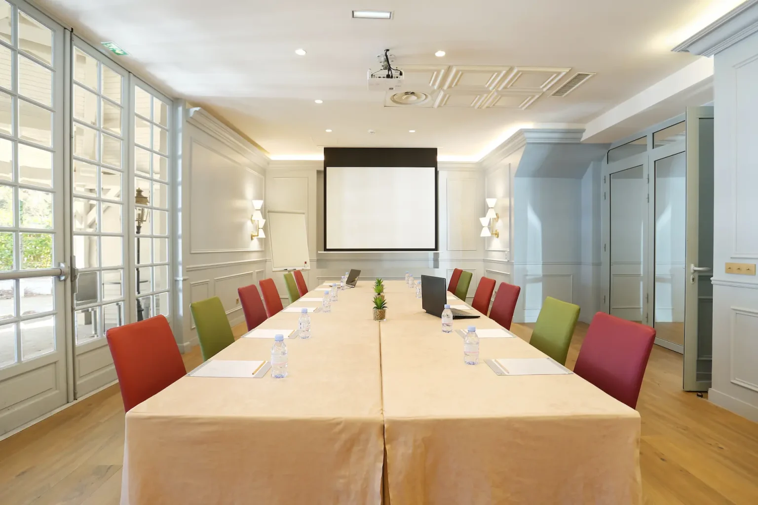 Salle de séminaire spacieuse à l'hôtel du Cheval Blanc, équipée pour présentation professionnelles