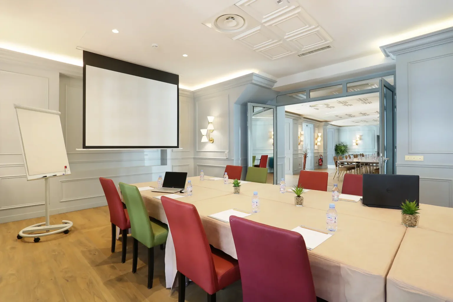 Salle de séminaire spacieuse à l'hôtel du Cheval Blanc, équipée pour présentations professionnelles